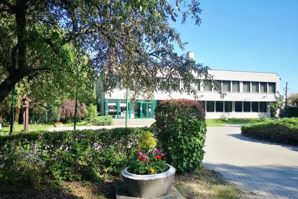 Iroda külső 5. k. vágott